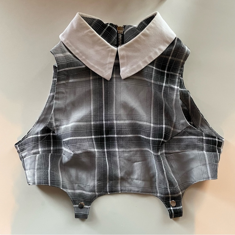 Deandri Collared Crop Top